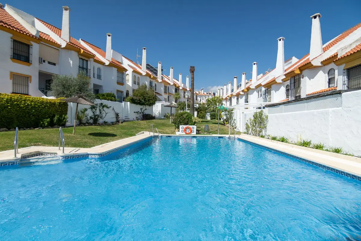 Townhouse for sale in Estepona — photo 1