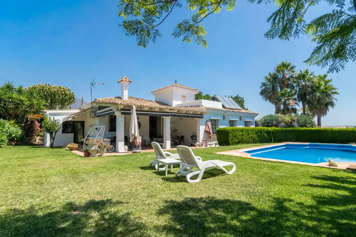 Detached Villa for sale in Estepona — photo 1