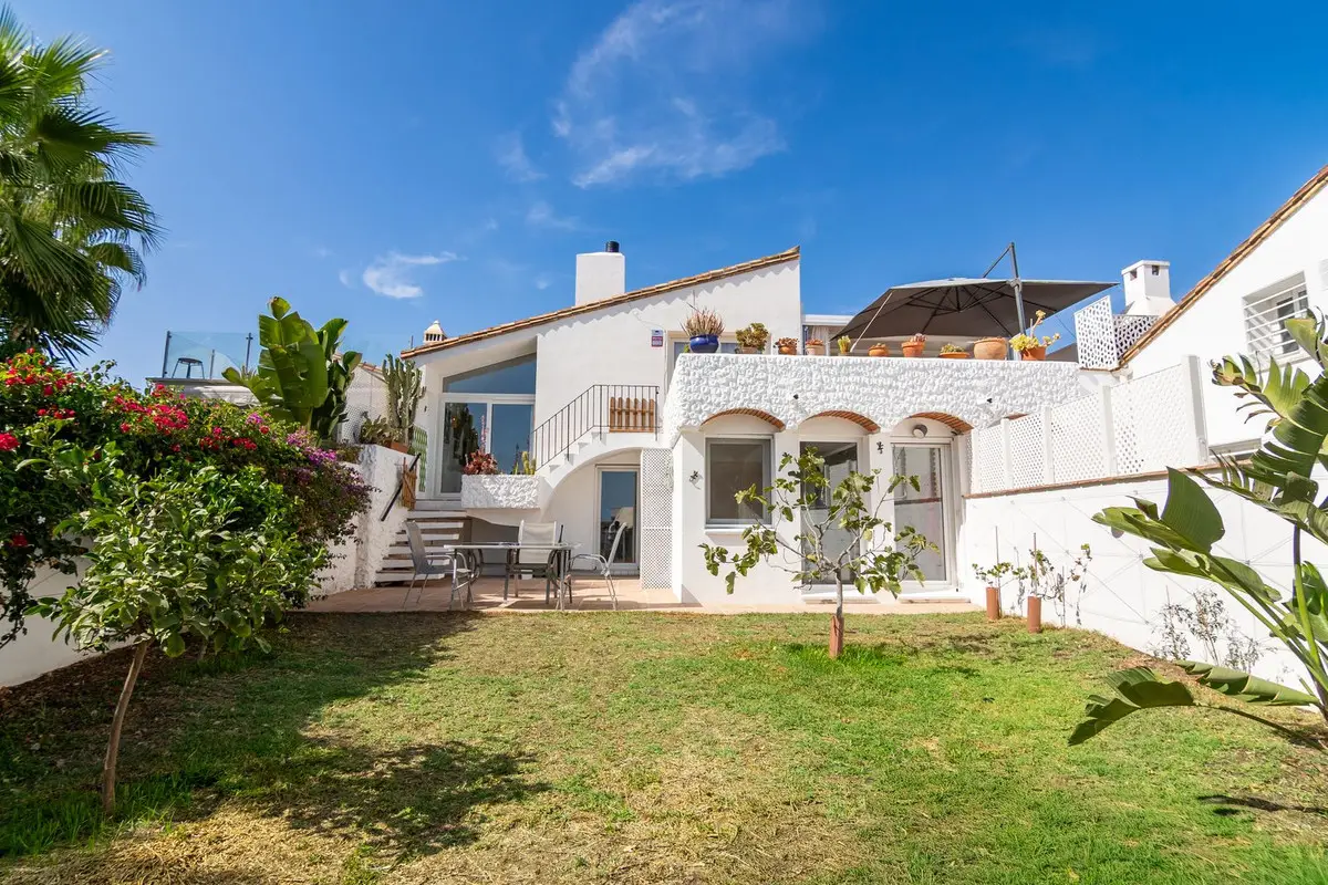 Semi-Detached House for sale in Estepona — photo 1