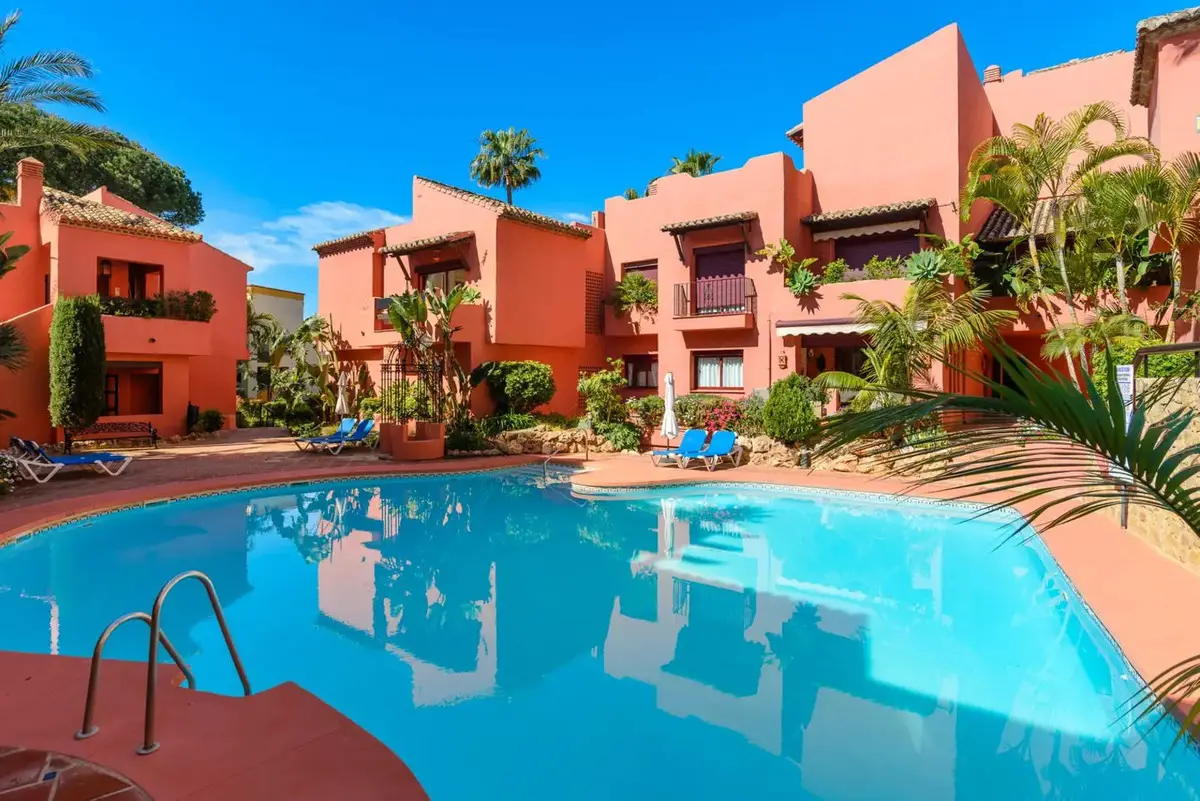 Middle Floor Apartment for sale in Elviria — photo 1