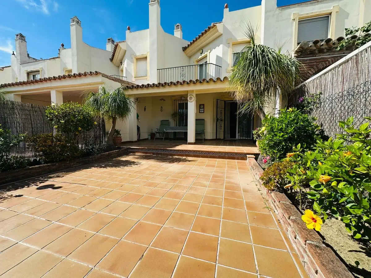 Townhouse for sale in Sierrezuela — photo 1