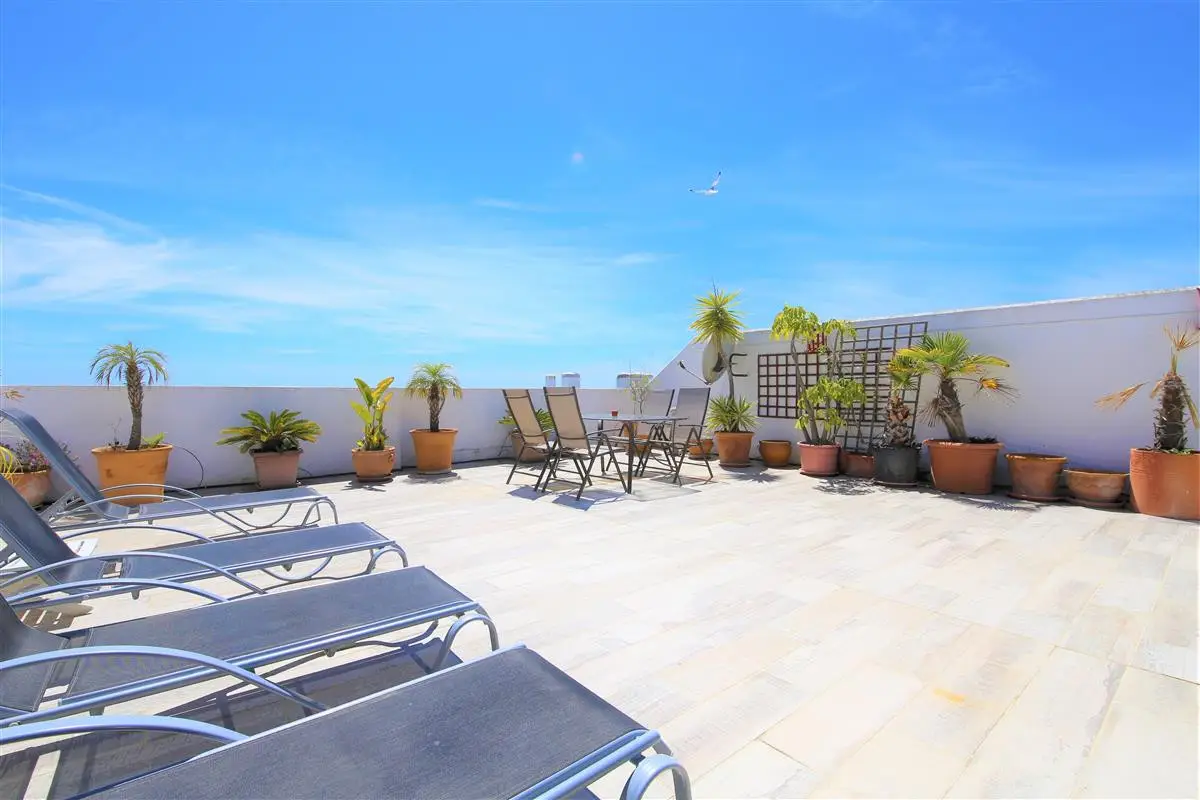 Penthouse for sale in Estepona — photo 1