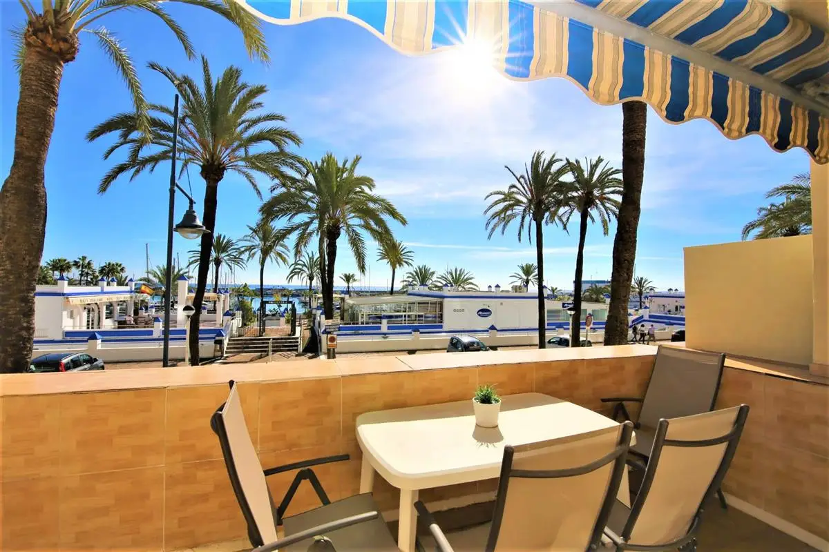 Middle Floor Apartment for sale in Estepona — photo 1