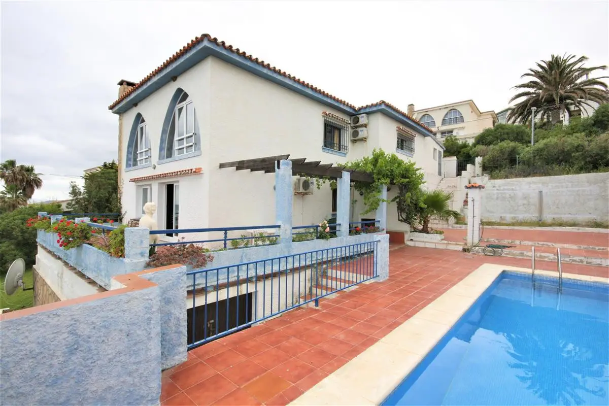 Detached Villa for sale in Estepona — photo 1