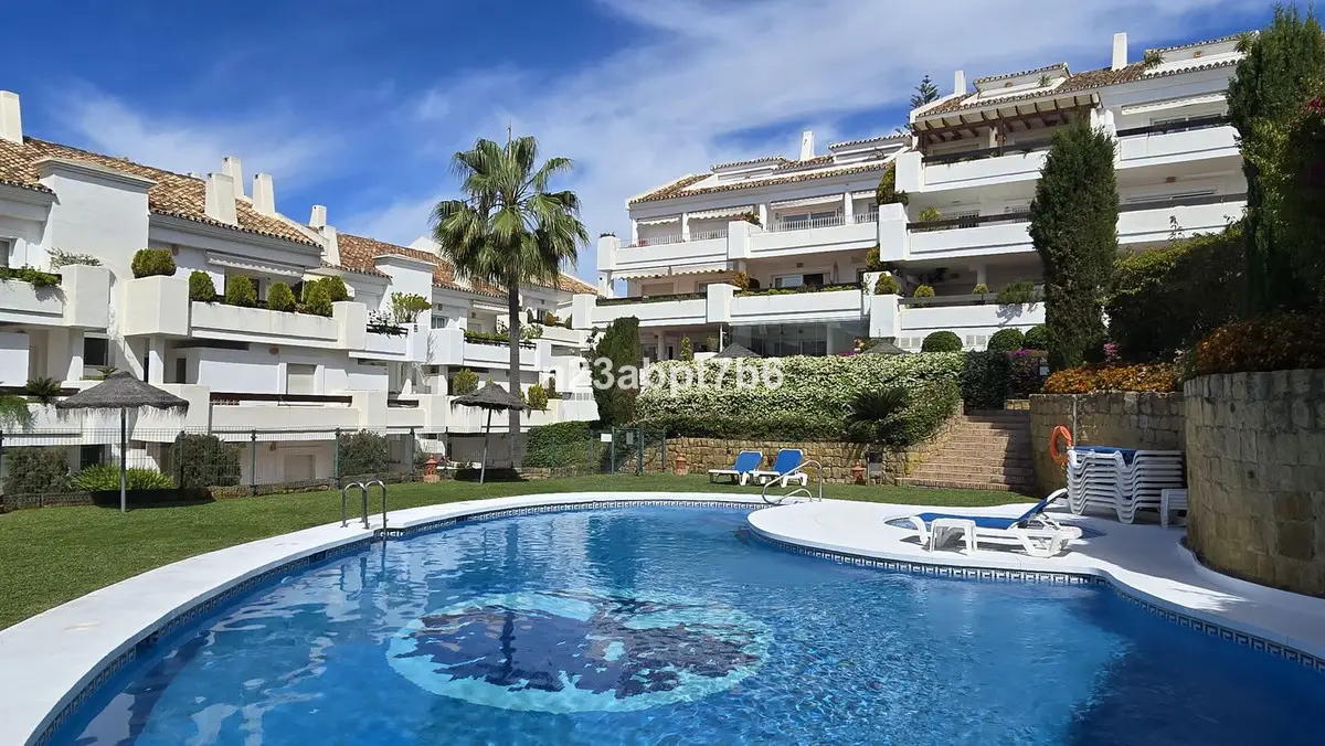 Middle Floor Apartment for sale in Nueva Andalucía — photo 1