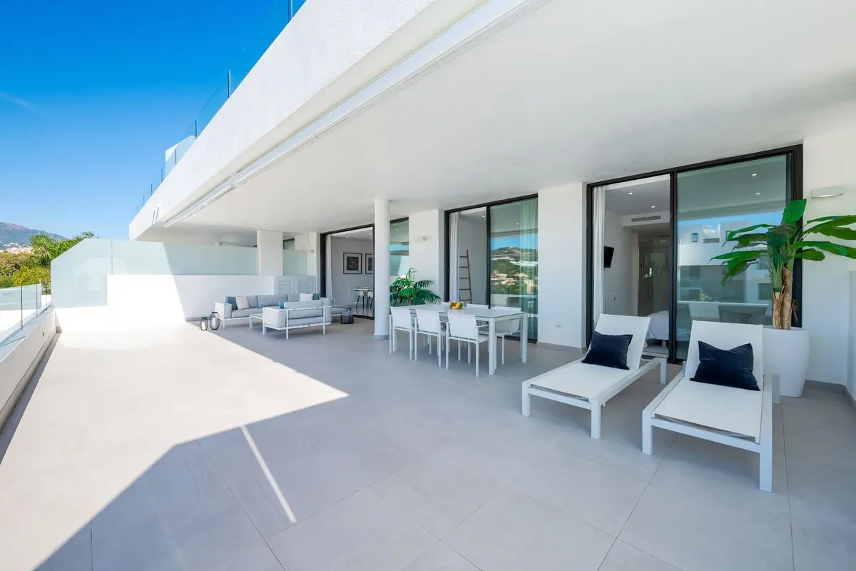 Middle Floor Apartment for sale in Estepona — photo 1