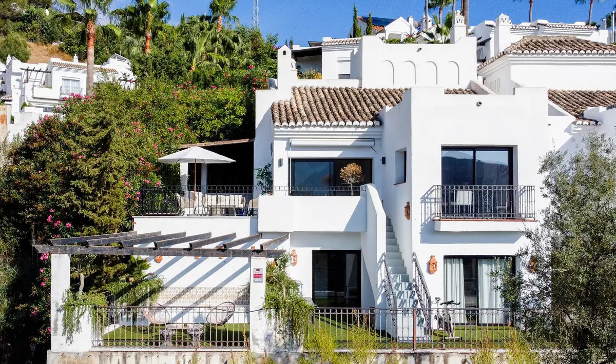 Semi-Detached House for sale in Istán — photo 1