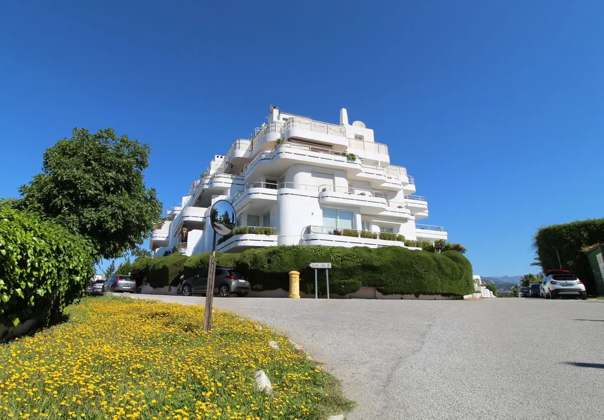 Middle Floor Apartment for sale in Guadalmina Alta — photo 1