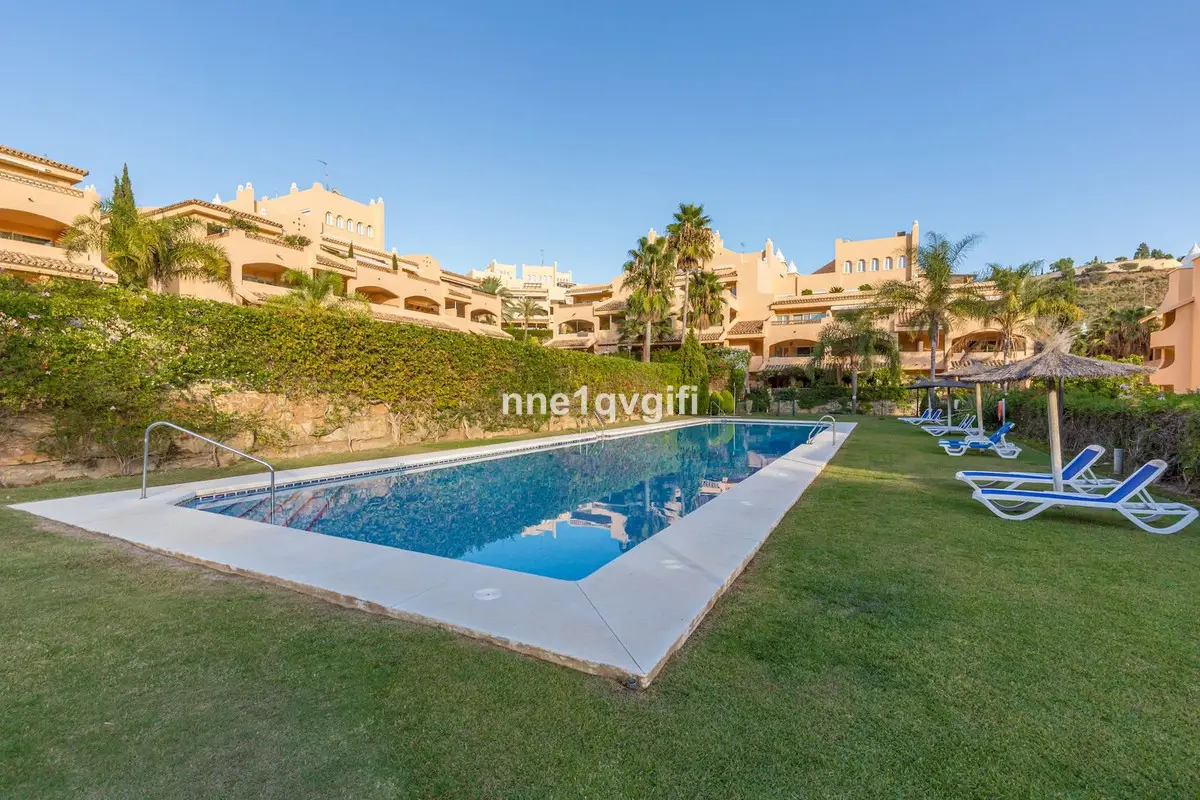 Penthouse for sale in Elviria — photo 1