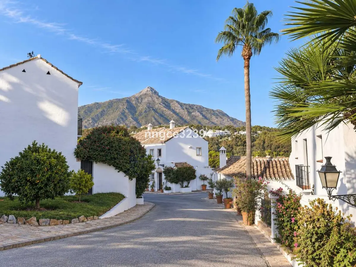 Semi-Detached House for sale in Nueva Andalucía — photo 1