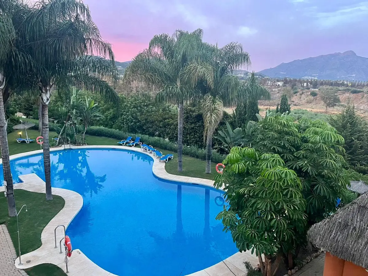 Middle Floor Apartment for sale in Benahavís — photo 1
