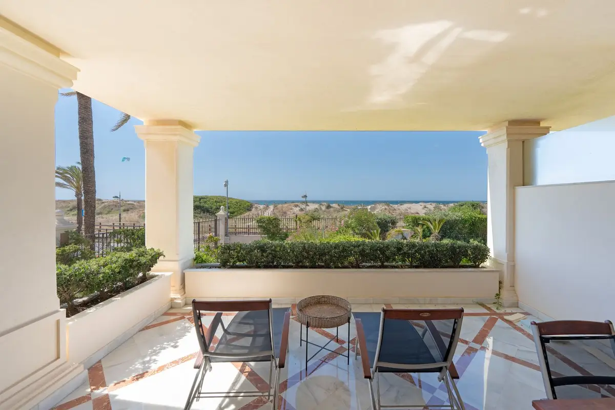 Ground Floor Apartment for sale in Los Monteros — photo 1