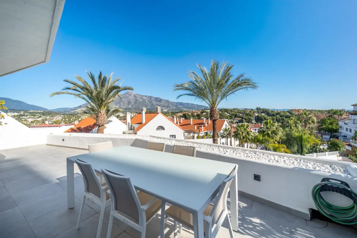 Middle Floor Apartment for sale in Nueva Andalucía — photo 1