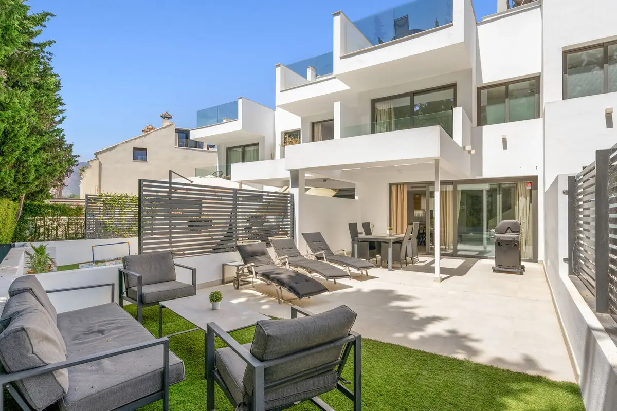 Townhouse for sale in Estepona — photo 1