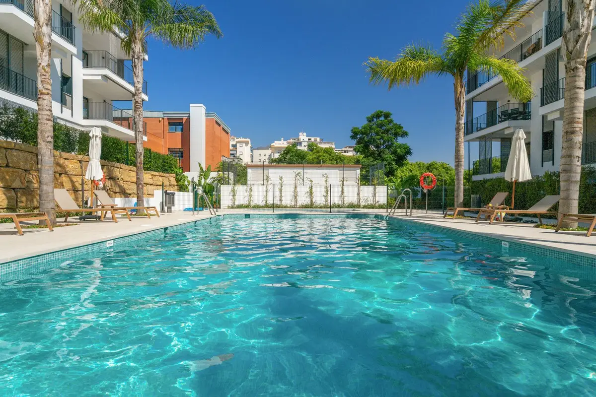 Middle Floor Apartment for sale in Estepona — photo 1