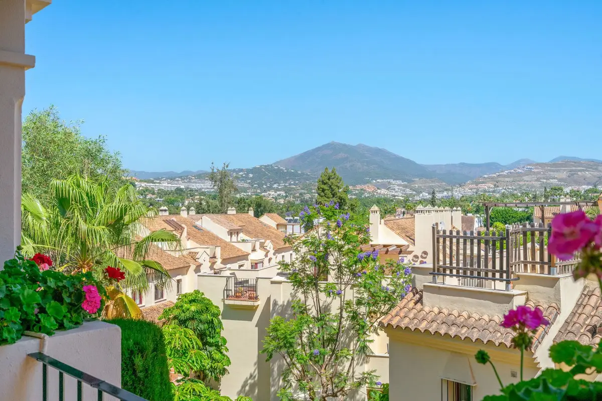Middle Floor Apartment for sale in Nueva Andalucía — photo 1