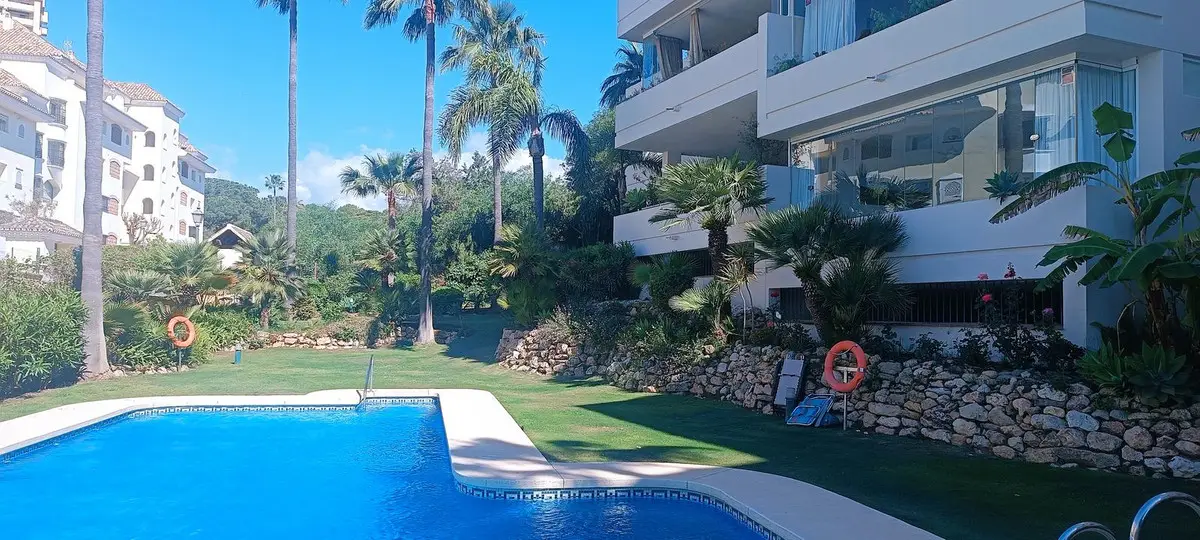 Middle Floor Apartment for sale in Elviria — photo 1