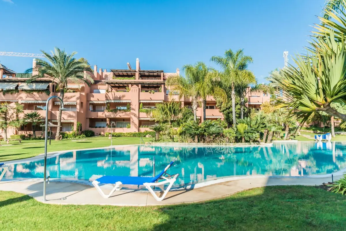 Middle Floor Apartment for sale in Guadalmina Baja — photo 1