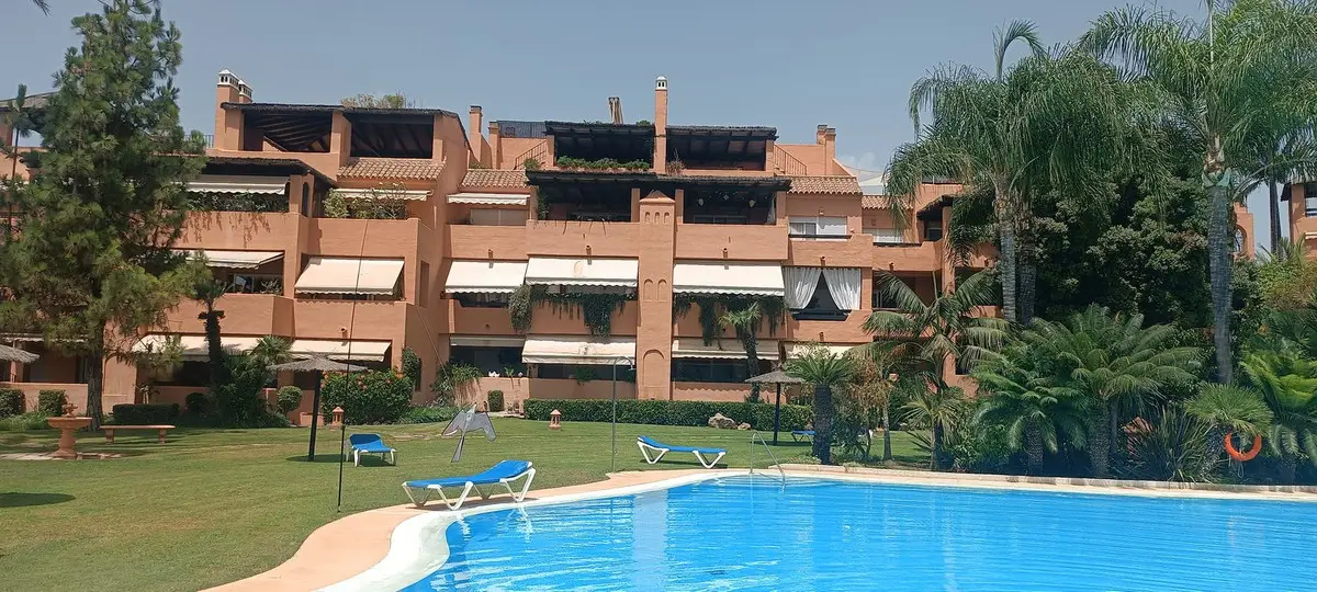 Middle Floor Apartment for sale in Guadalmina Baja — photo 1