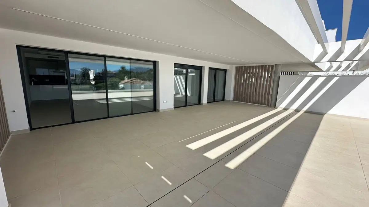 Middle Floor Apartment for sale in Estepona — photo 1