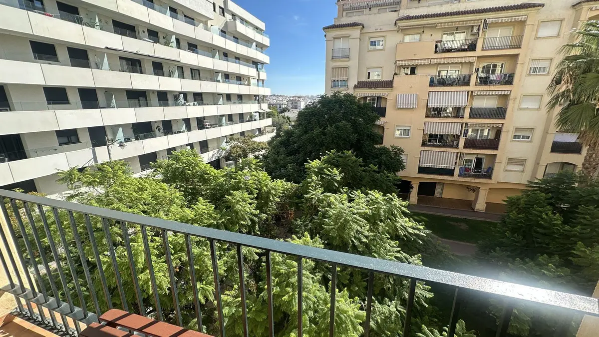 Middle Floor Apartment for sale in Estepona — photo 1