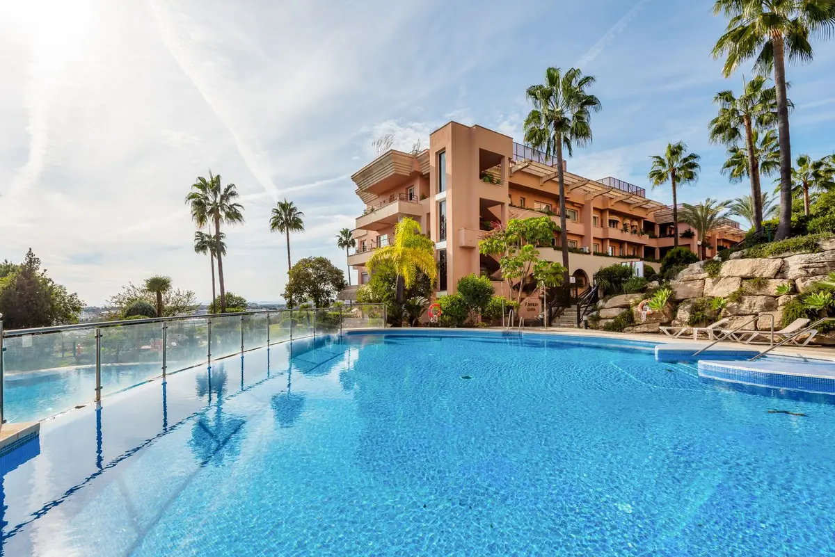 Middle Floor Apartment for sale in Nueva Andalucía — photo 1