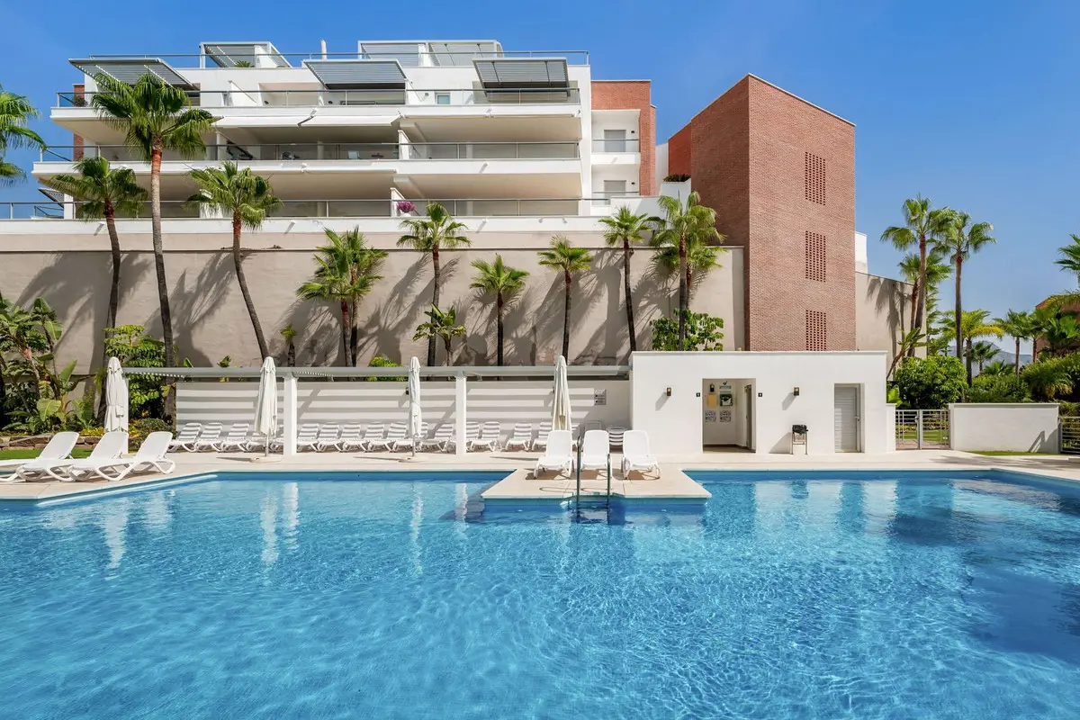 Middle Floor Apartment for sale in Benahavís — photo 1