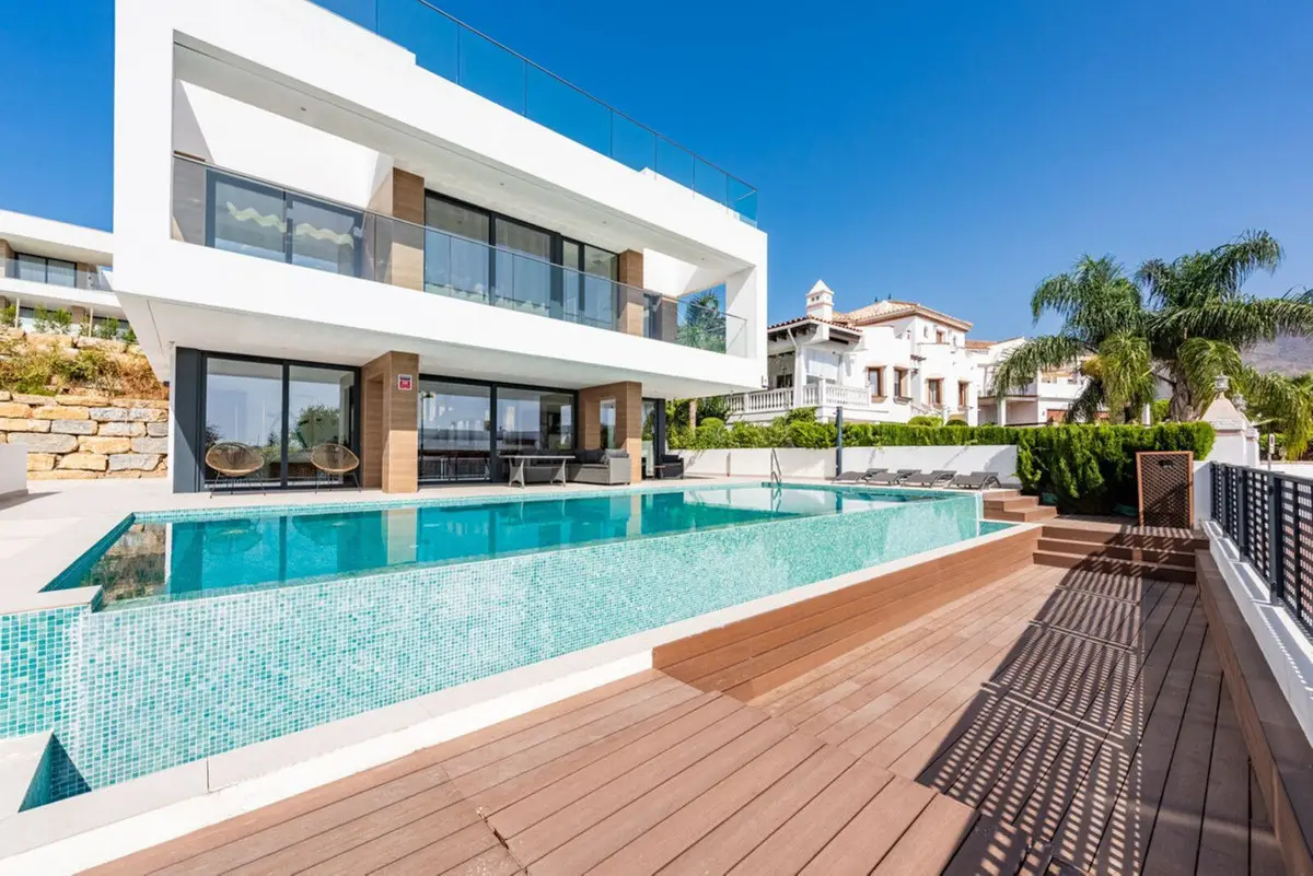 Detached Villa for sale in Estepona — photo 1
