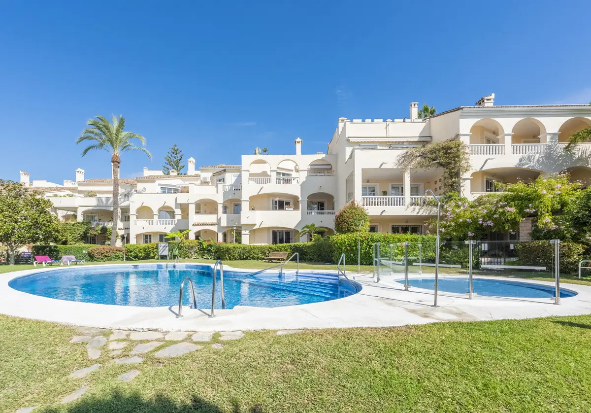 Middle Floor Apartment for sale in Estepona — photo 1