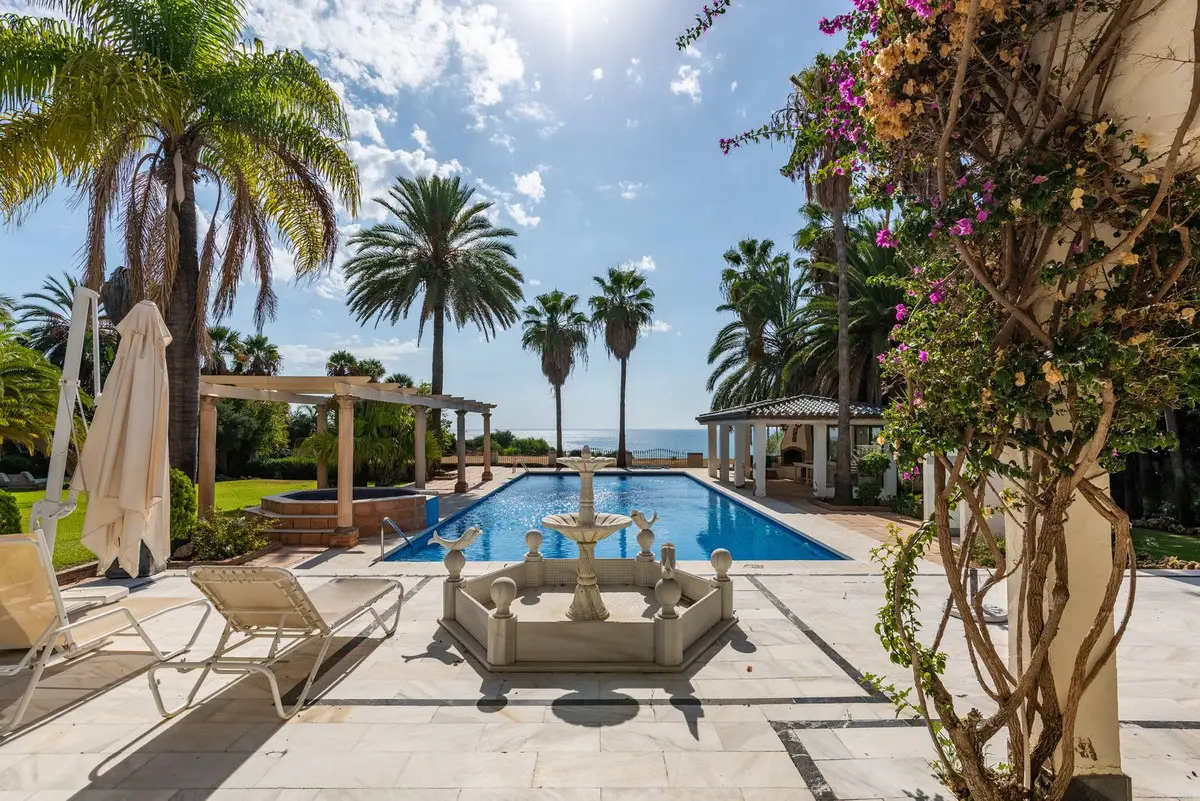 Detached Villa for sale in Estepona — photo 1