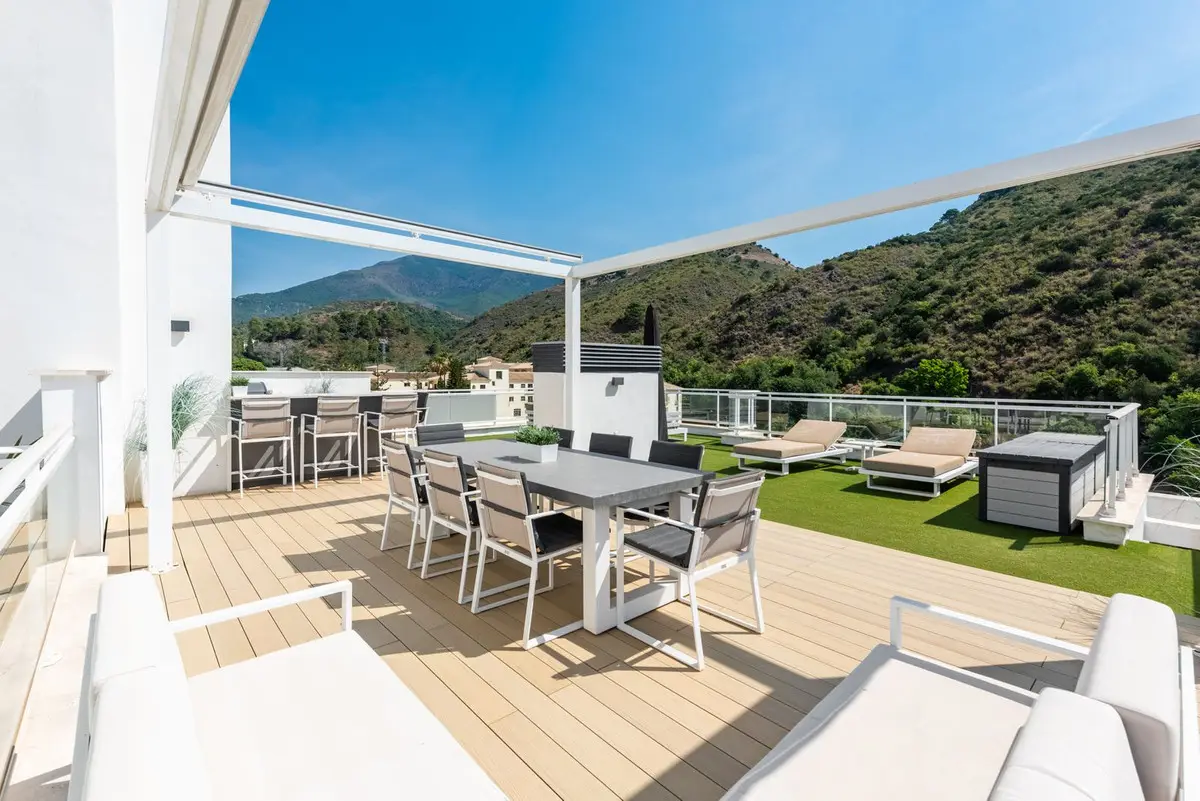 Penthouse for sale in Benahavís — photo 1