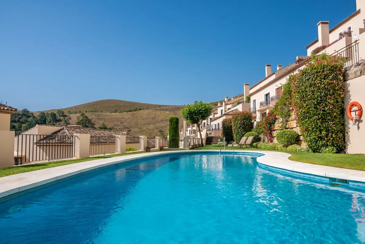 Townhouse for sale in Benahavís — photo 1