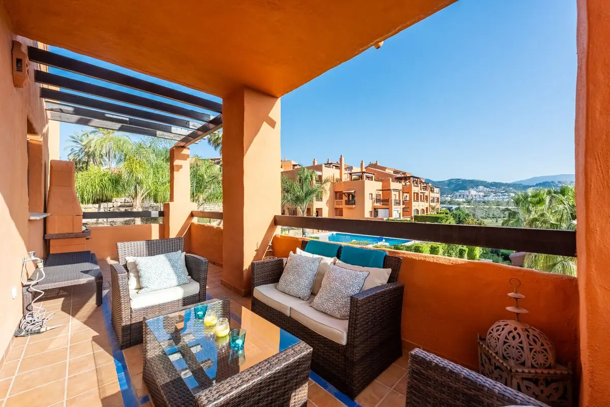 Middle Floor Apartment for sale in Benahavís — photo 1