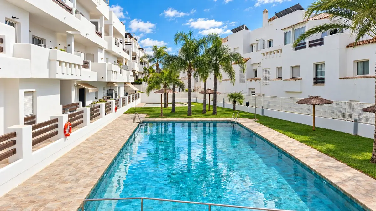 Middle Floor Apartment for sale in Estepona — photo 1