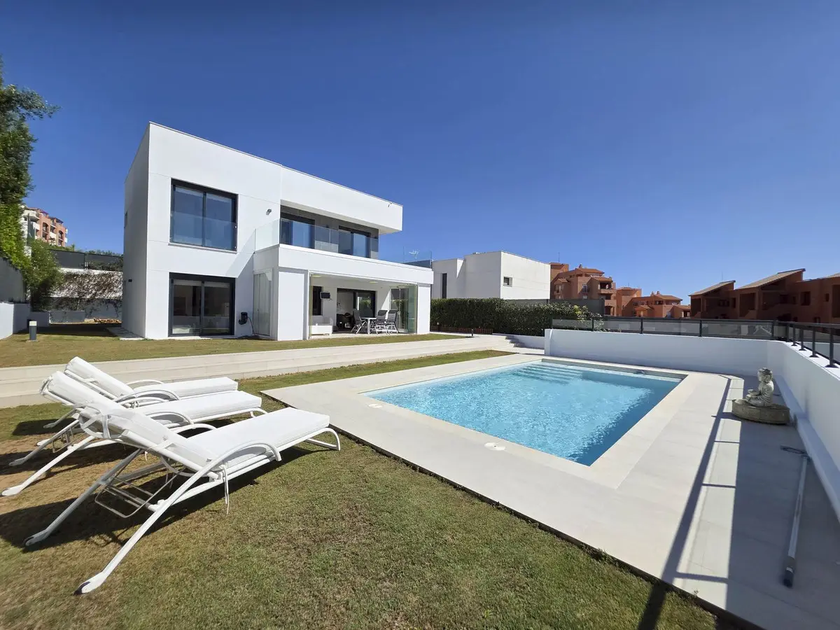 Detached Villa for sale in La Duquesa — photo 1