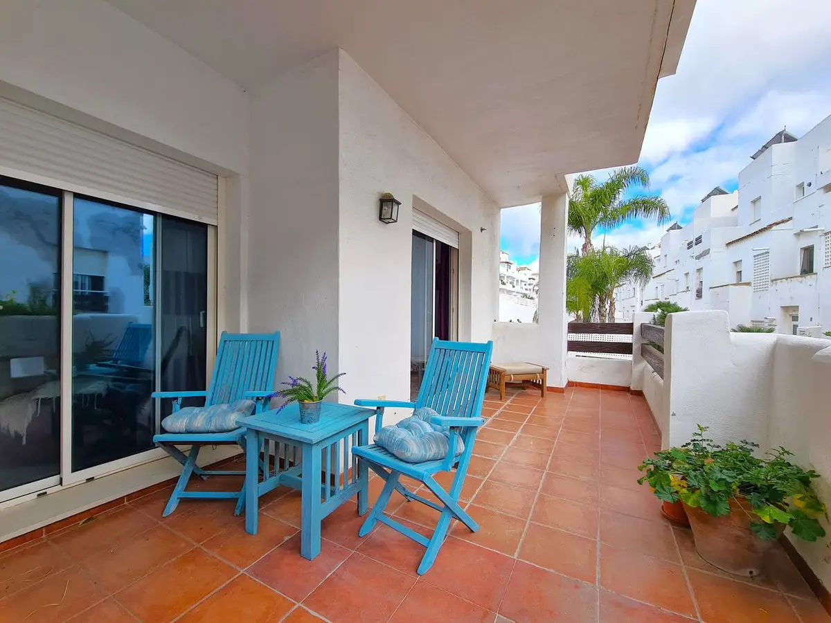 Middle Floor Apartment for sale in Estepona — photo 1