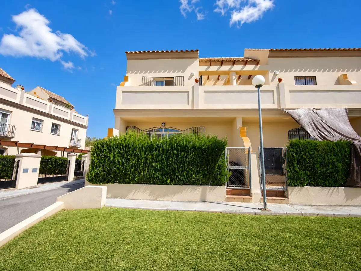 Semi-Detached House for sale in La Duquesa — photo 1