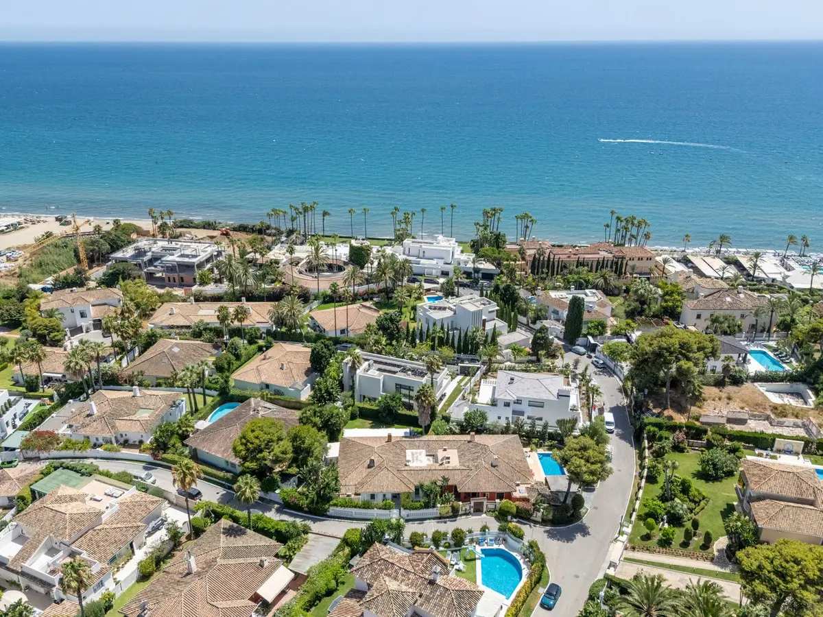 Semi-Detached House for sale in Los Monteros — photo 1
