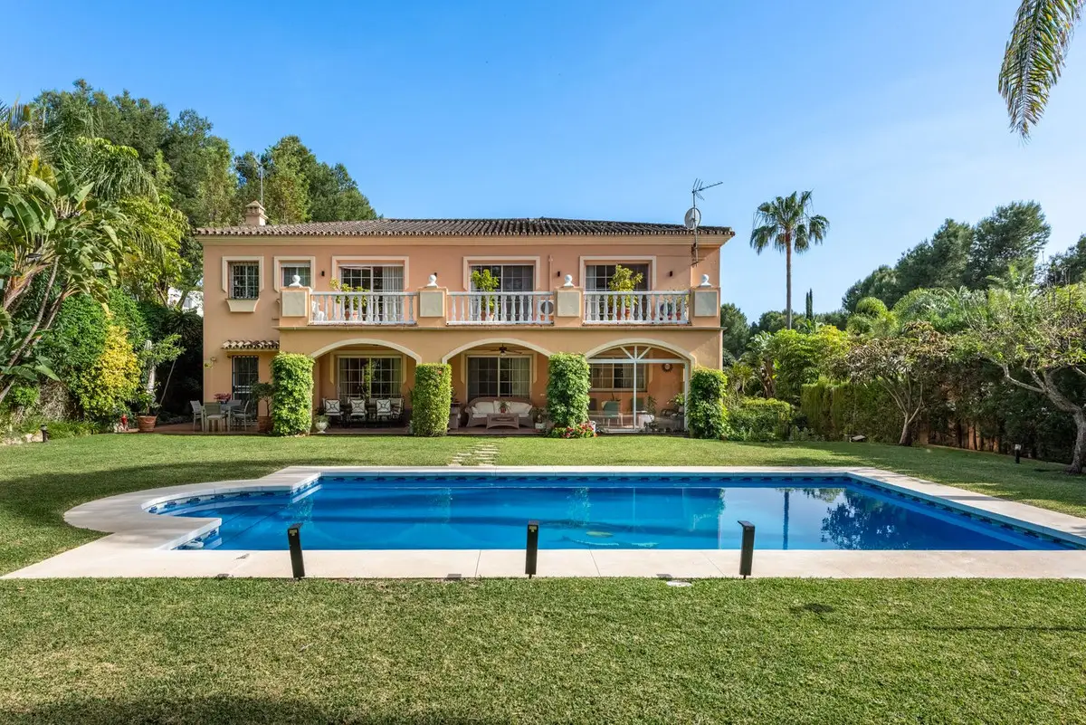 Detached Villa for sale in Nueva Andalucía — photo 1
