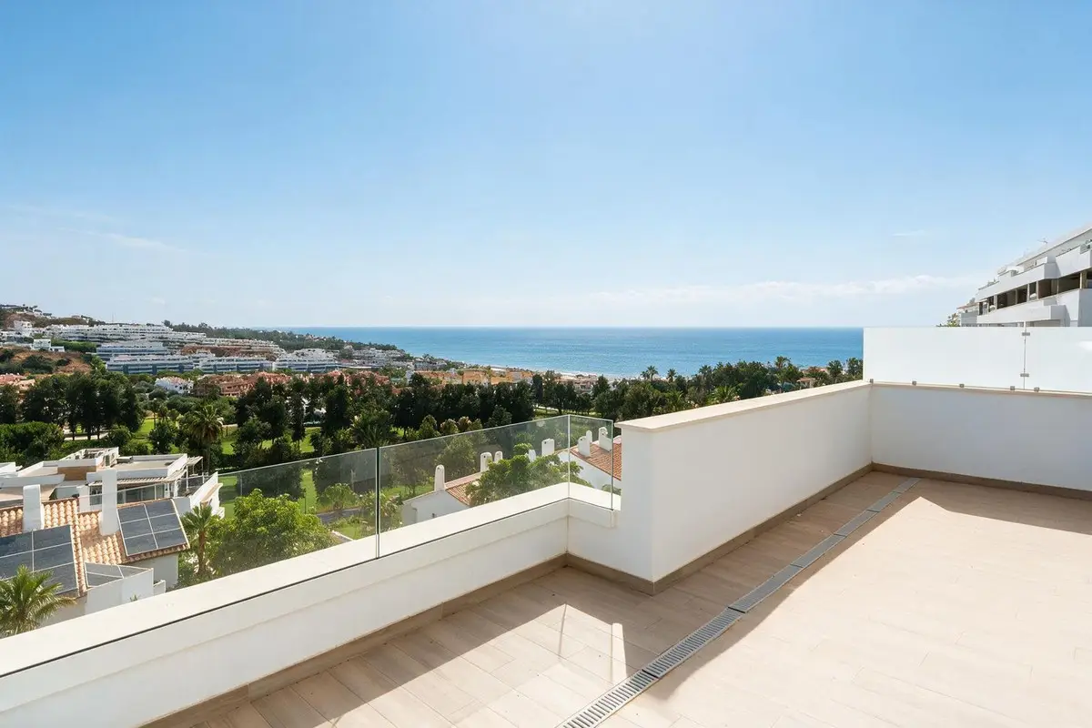 Middle Floor Apartment for sale in La Cala de Mijas — photo 1