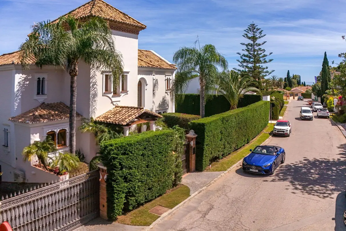 Detached Villa for sale in Estepona — photo 1