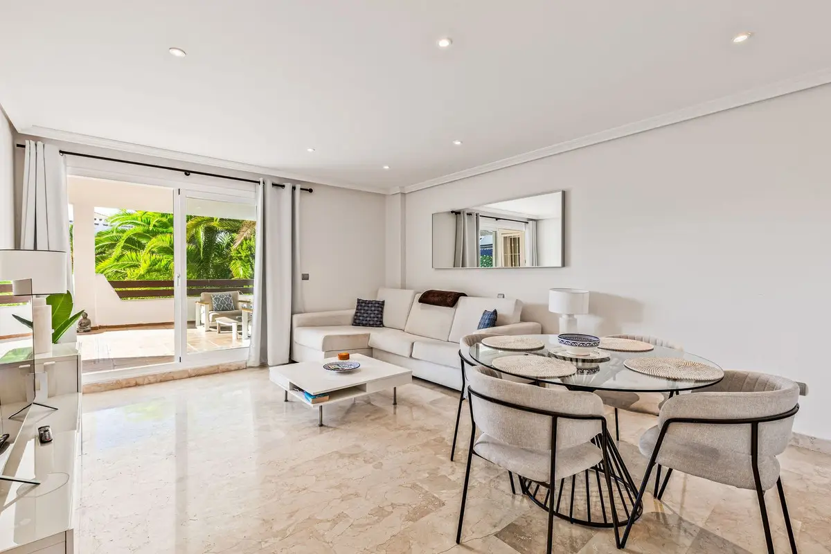 Middle Floor Apartment for sale in Estepona — photo 1
