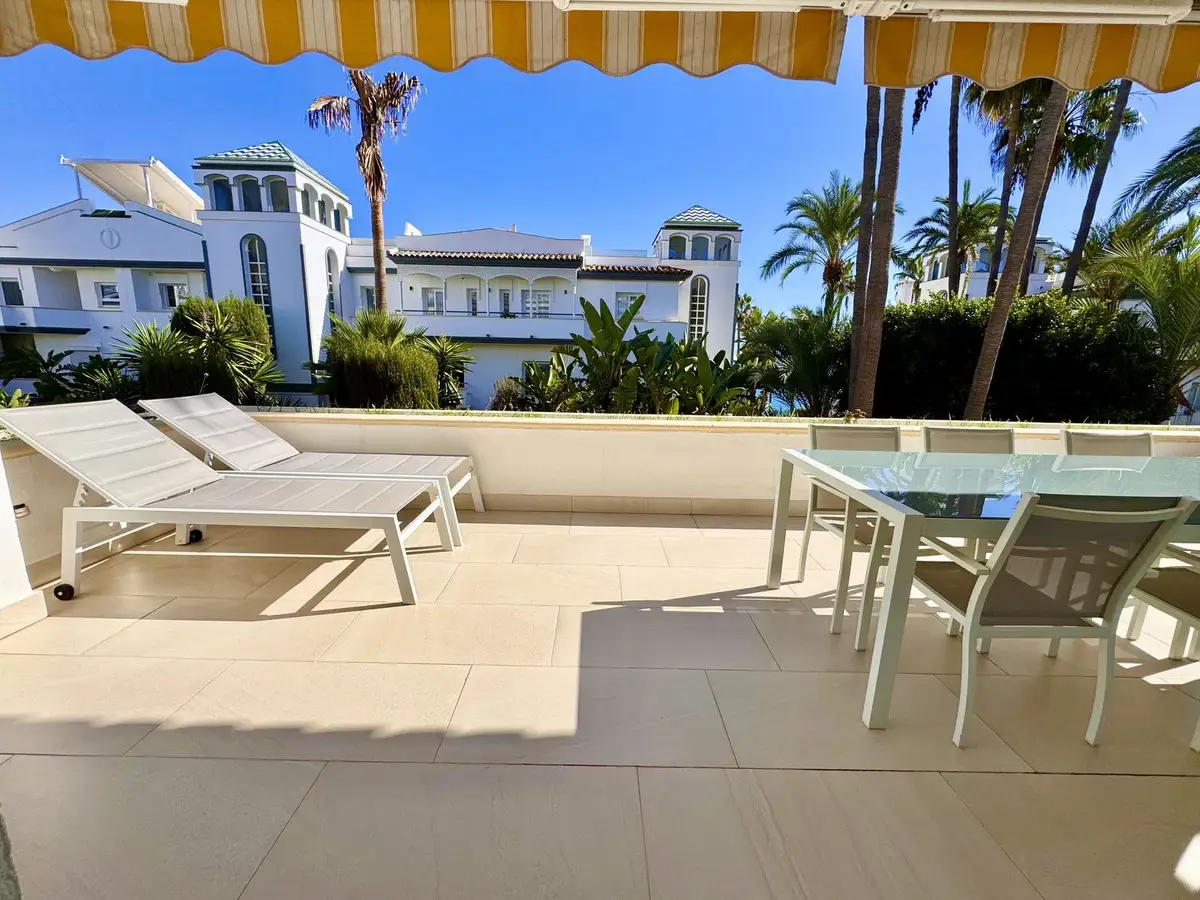 Middle Floor Apartment for sale in Estepona — photo 1