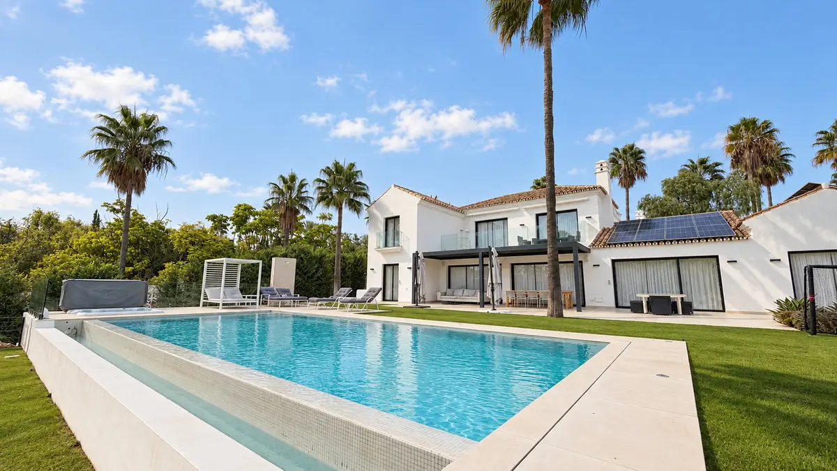 Detached Villa for sale in Guadalmina Baja — photo 1