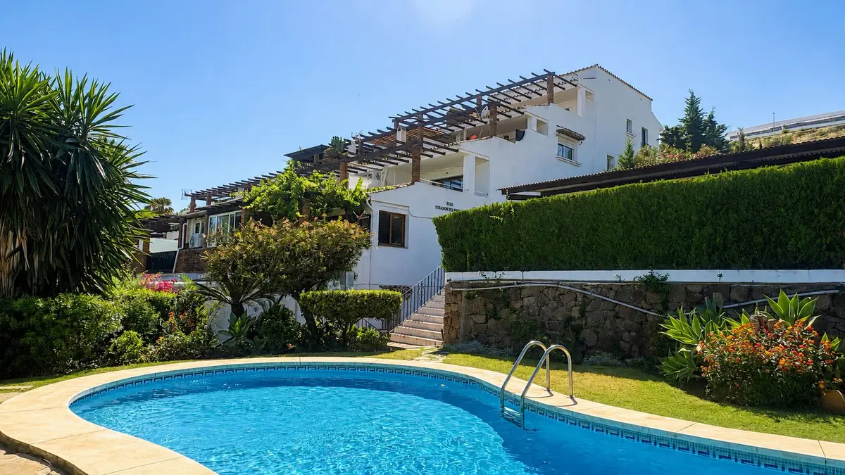 Middle Floor Apartment for sale in Estepona — photo 1