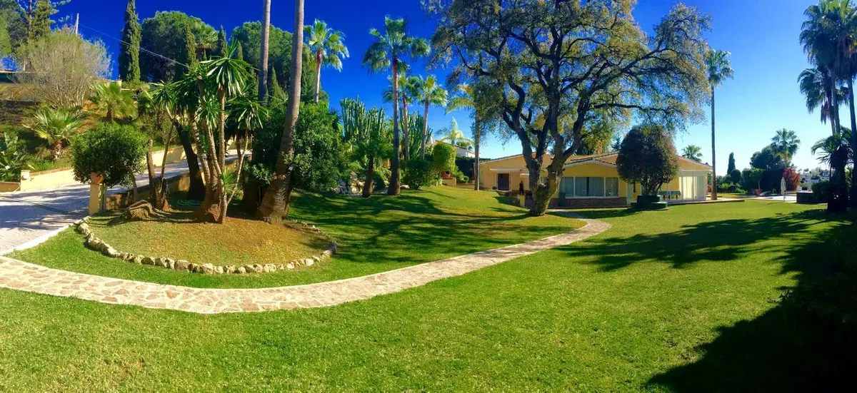 Detached Villa for sale in Elviria — photo 1