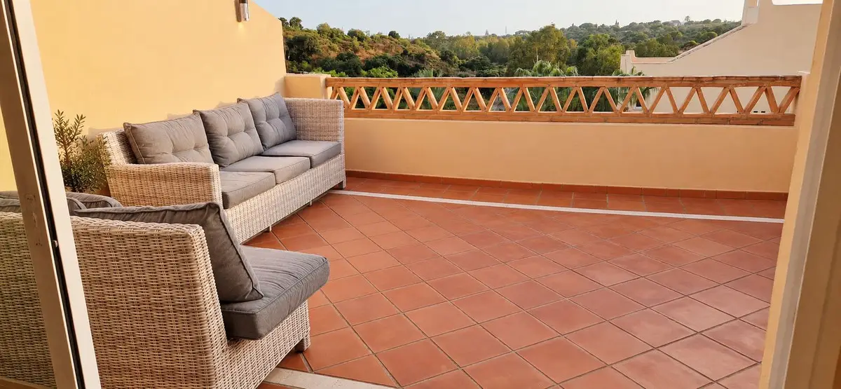 Middle Floor Apartment for sale in Elviria — photo 1