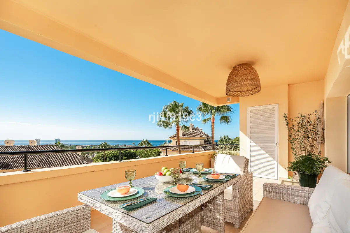Middle Floor Apartment for sale in Elviria — photo 1