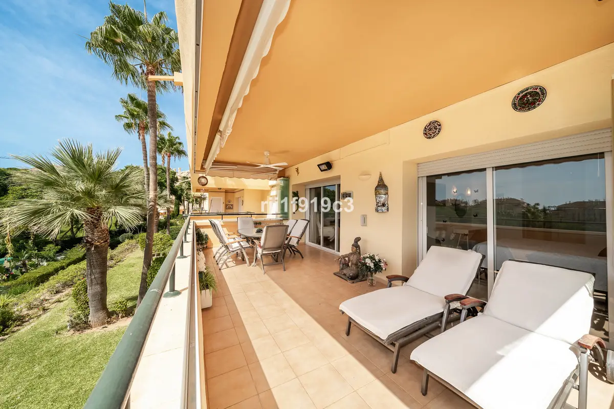 Middle Floor Apartment for sale in Elviria — photo 1