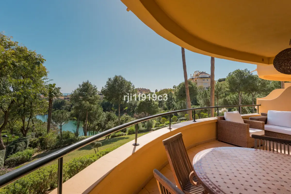 Middle Floor Apartment for sale in Elviria — photo 1